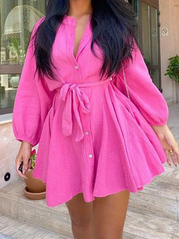 

Женское платье на пуговицах с длинным рукавом и поясом