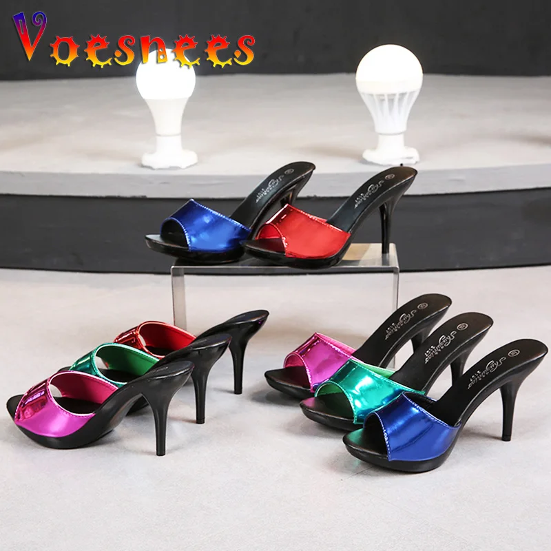 Сандалии женские из лакированной кожи на платформе с бахромой и стразами |