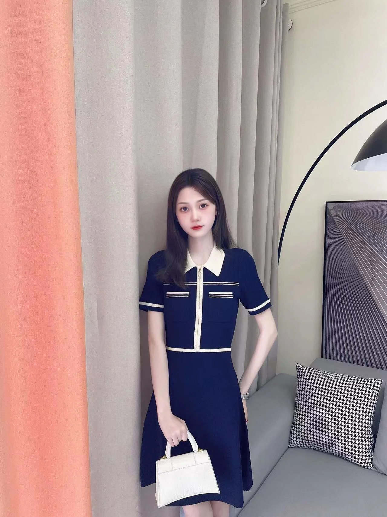 

[Правильная версия, разработанная семьей ядовитых] французское семейство s 22, колледжский стиль, Контрастное трикотажное платье-поло с воротником-стойкой