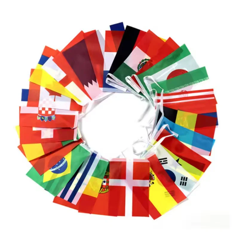 Флаги 100 стран подвешиваются флаг чемпионата мира 2022 года в Катаре флаги лучших 32