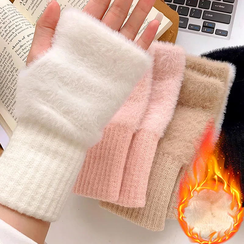 Рисунок 5 - Плюшевые перчатки с открытыми пальцами для женщин