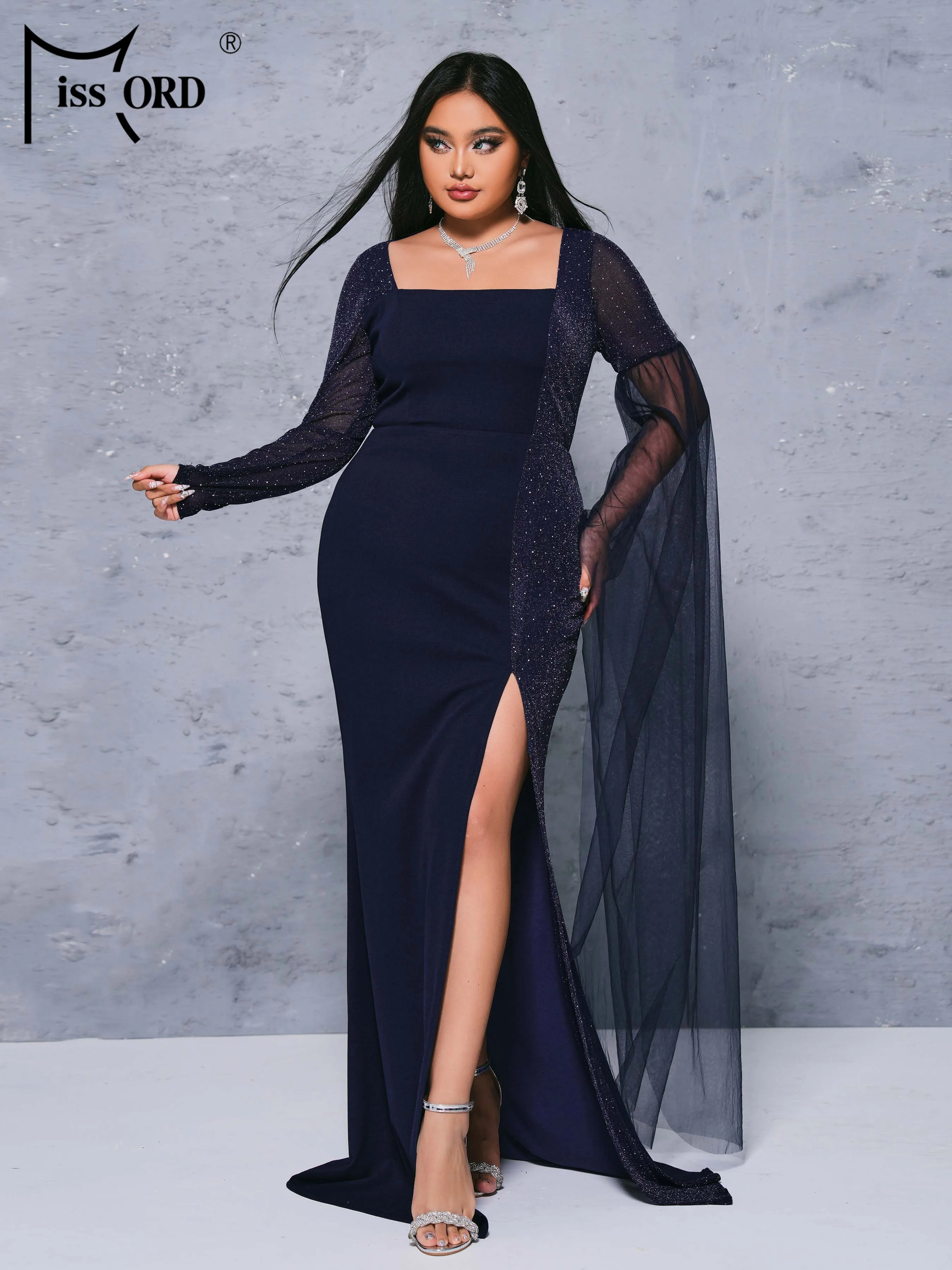 Женское платье с длинным рукавом квадратным вырезом и разрезом