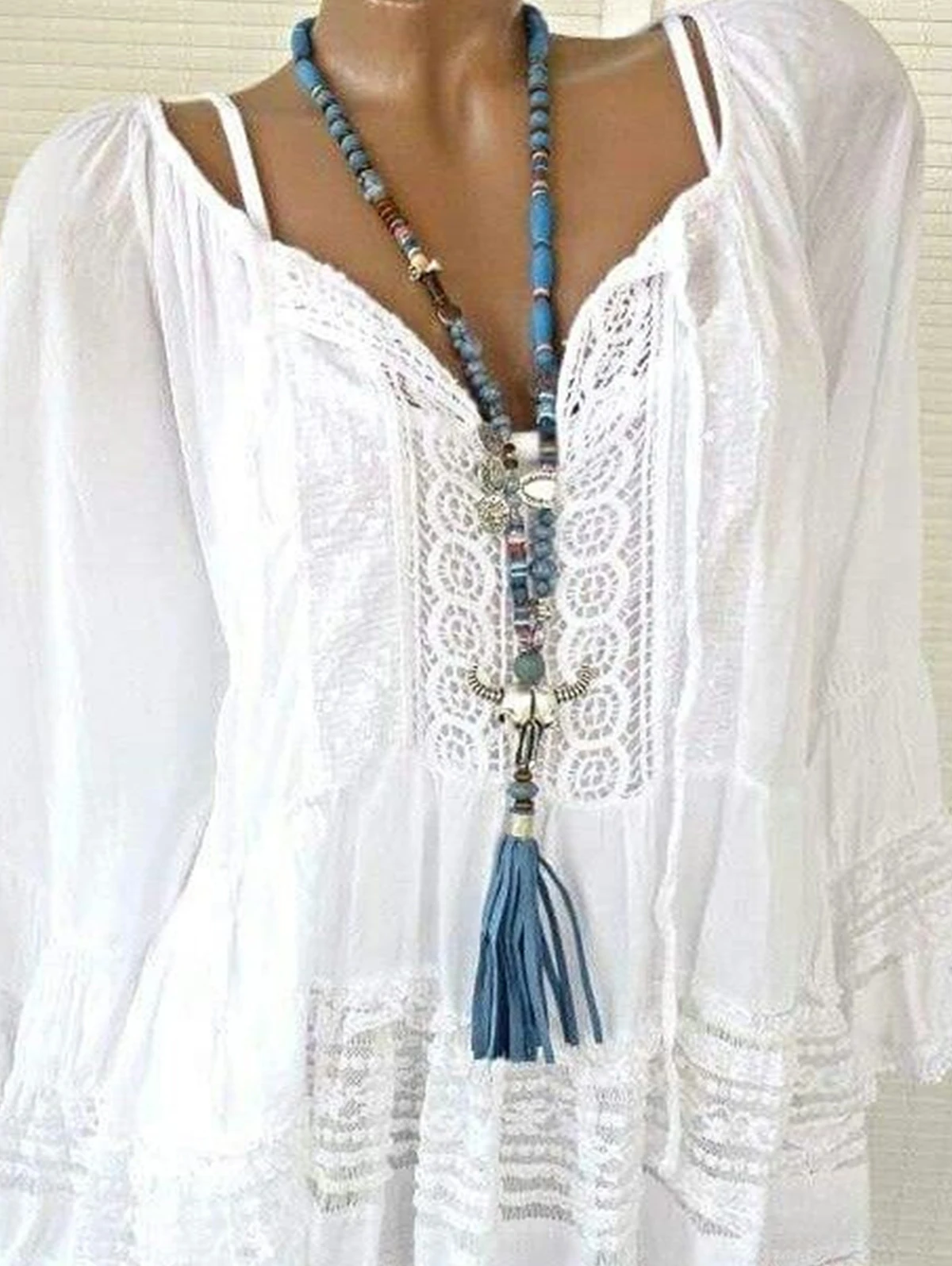 Женская шифоновая блузка с V-образным вырезом и украшением