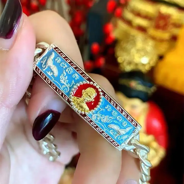 

Thai Buddhist brand Longpori looks like a bracelet and its own chain