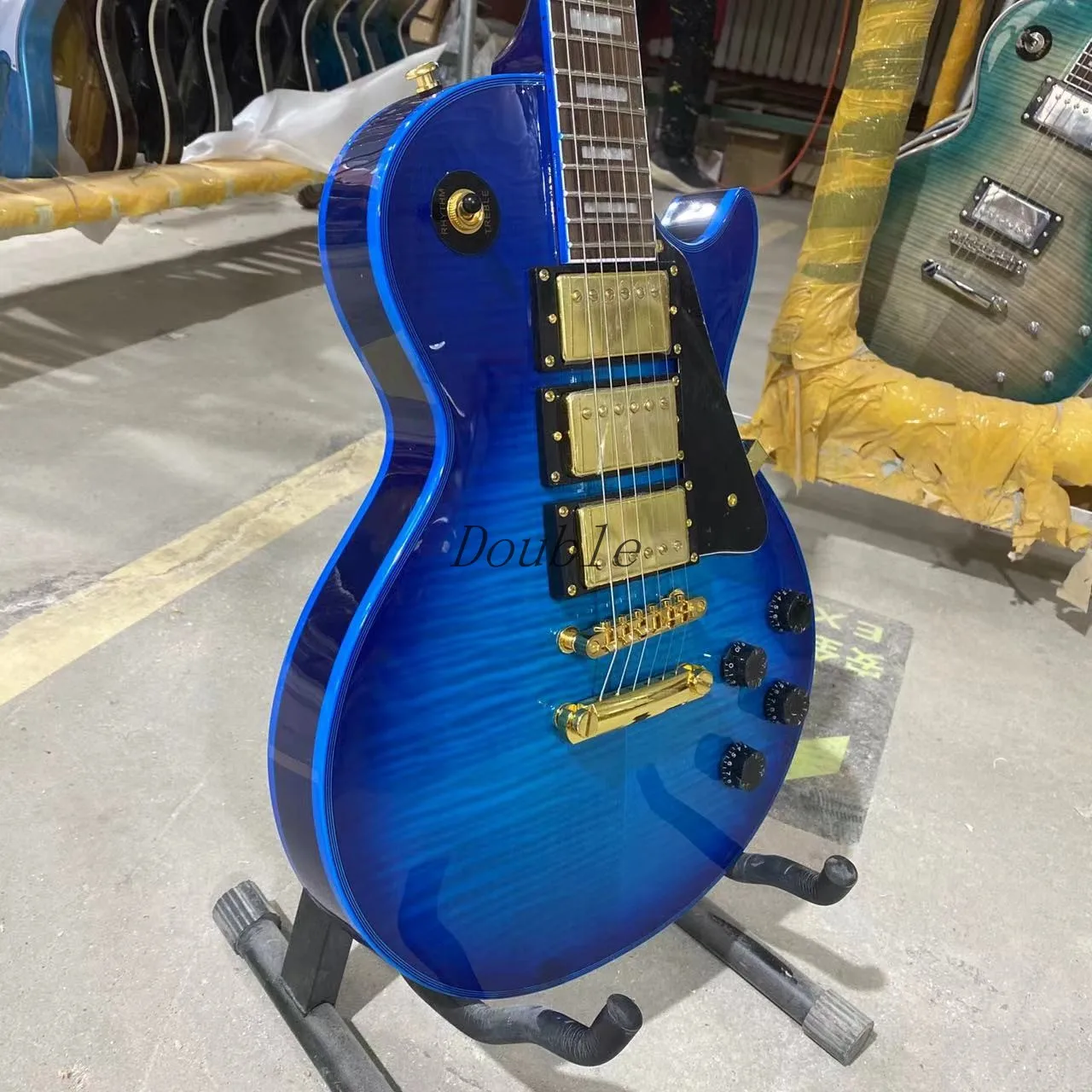 

Free Delivery Custom Electric Guitar Tiger Maple Top Peach Blossom Wood Body Redwood Fingerboard Gold Hardware Blue Binding