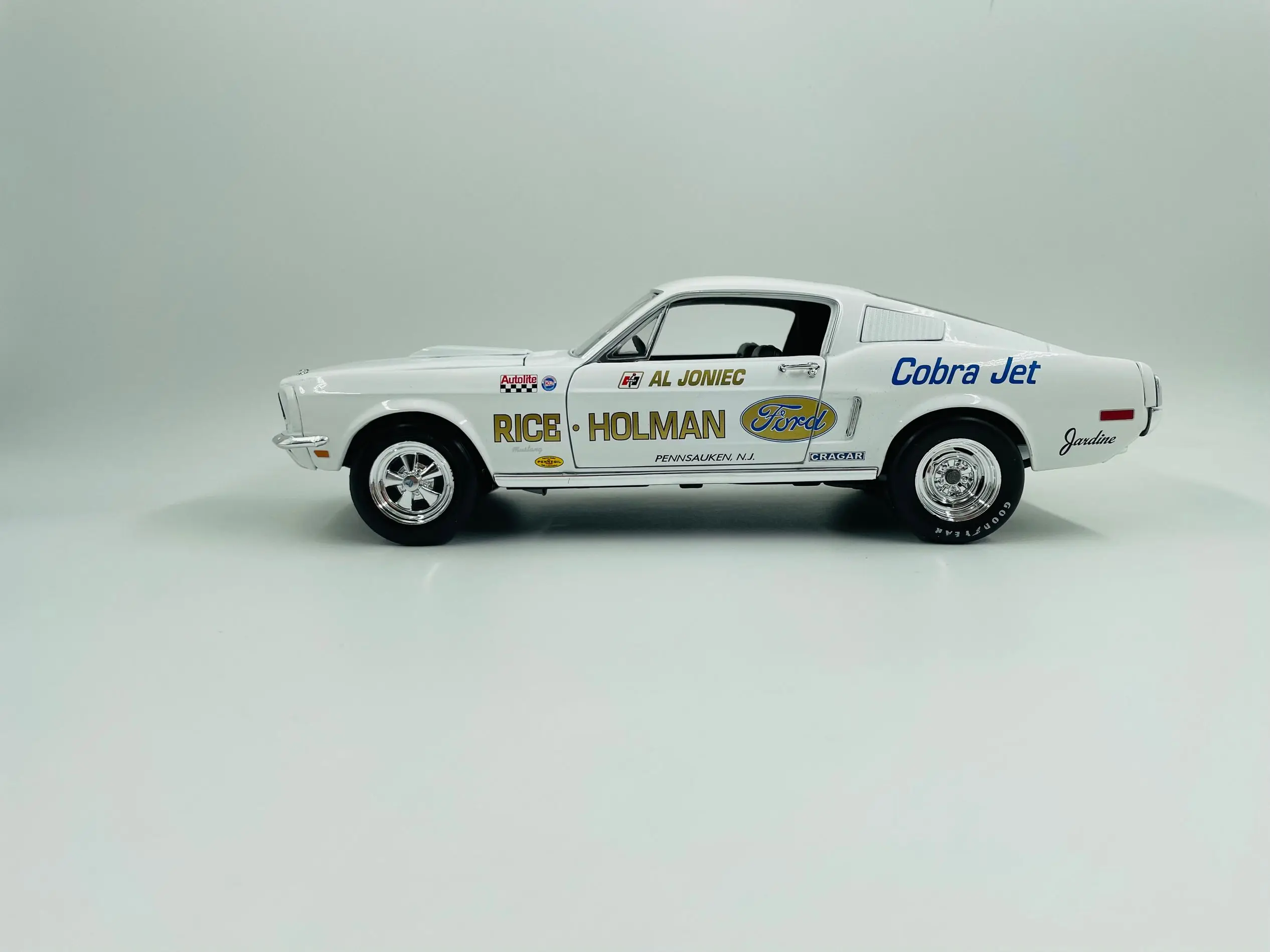 

autoworld 1:18 1968 Ford Mustang Cobra Collection of Die-casting Simulation Alloy Model Children Toys