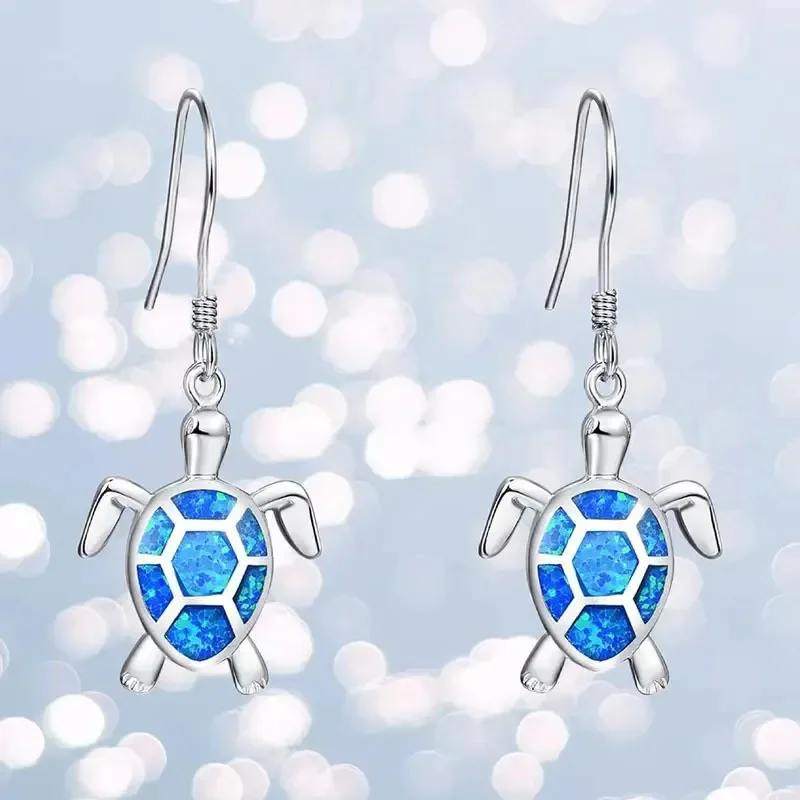 Серьги-гвоздики из белого белка королевского синего черепахи с подвеской в виде