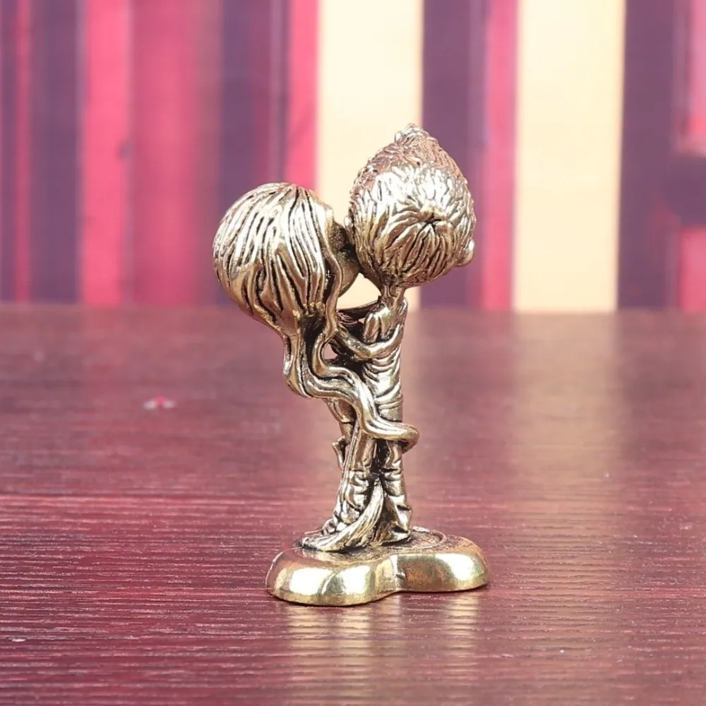 Миниатюрная статуэтка влюбленных из меди