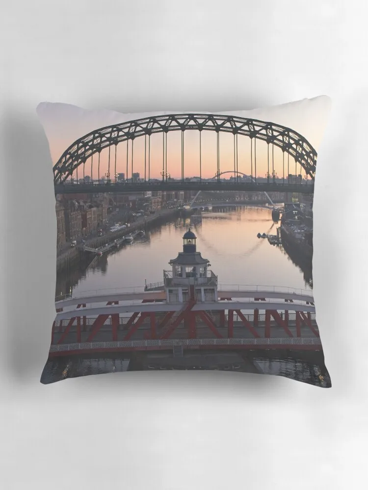 Наволочки для диванных подушек Tyne Bridge at Dawn предметы сна