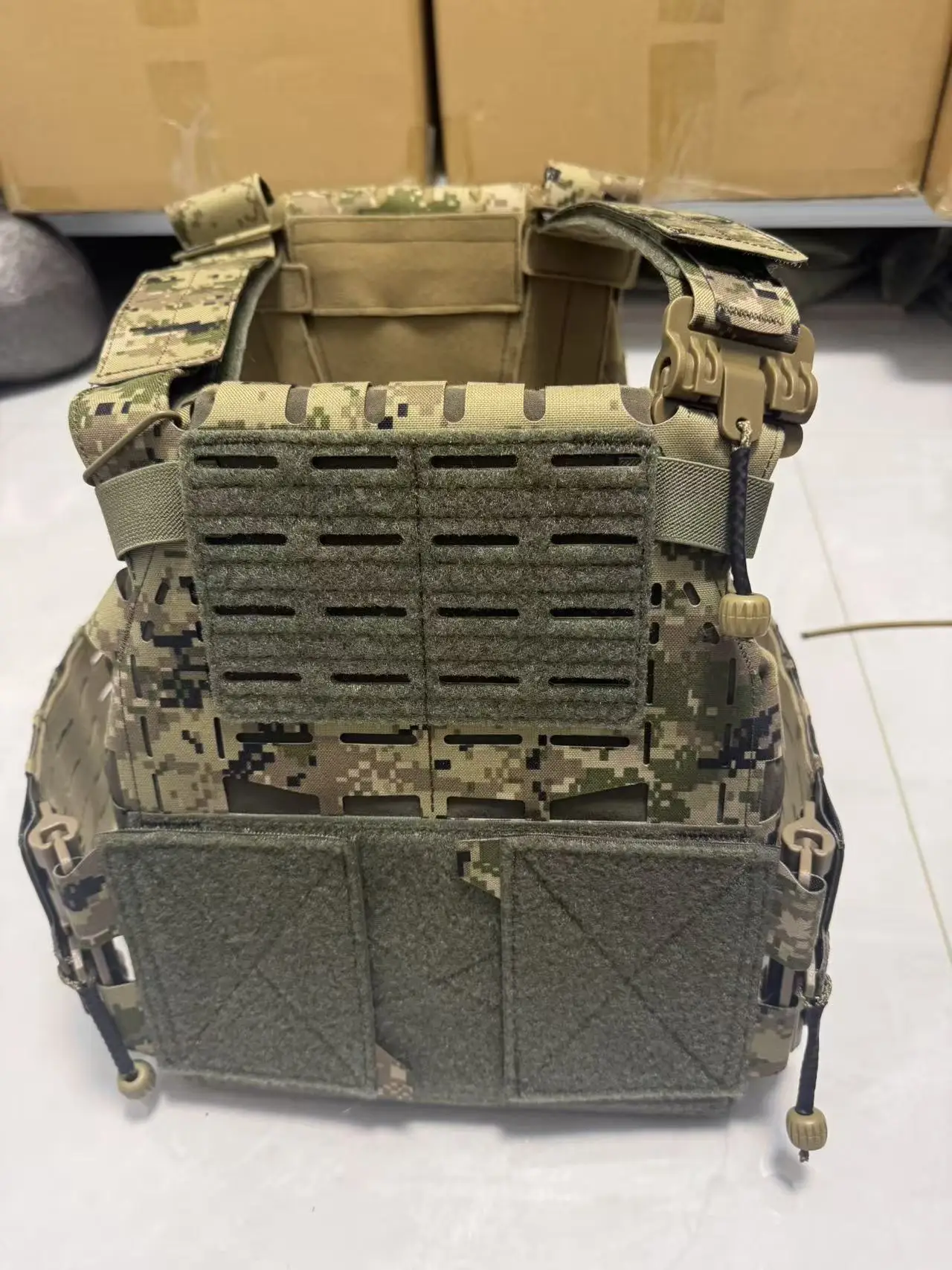Фото Комплект жилетов Shaw SC ARC CADPAT Multi Terrain V2, изготовленный из композитной ткани 500D и 1000D, канадский вседорожный жилет с лазерной резкой. №1