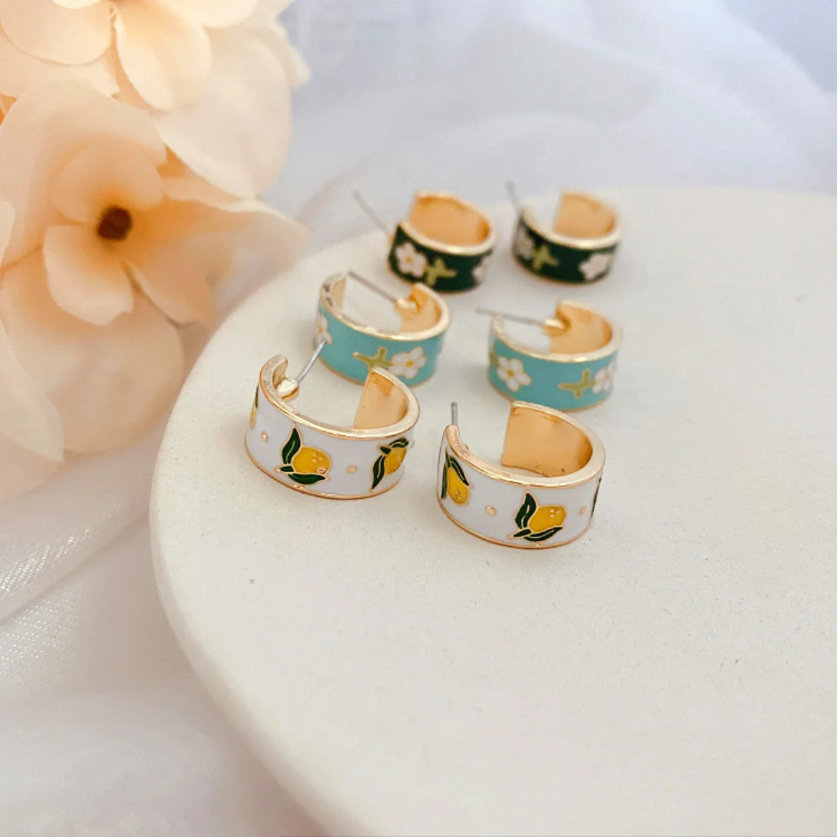 

Женские серьги-гвоздики с эмалью, серебро 925 пробы