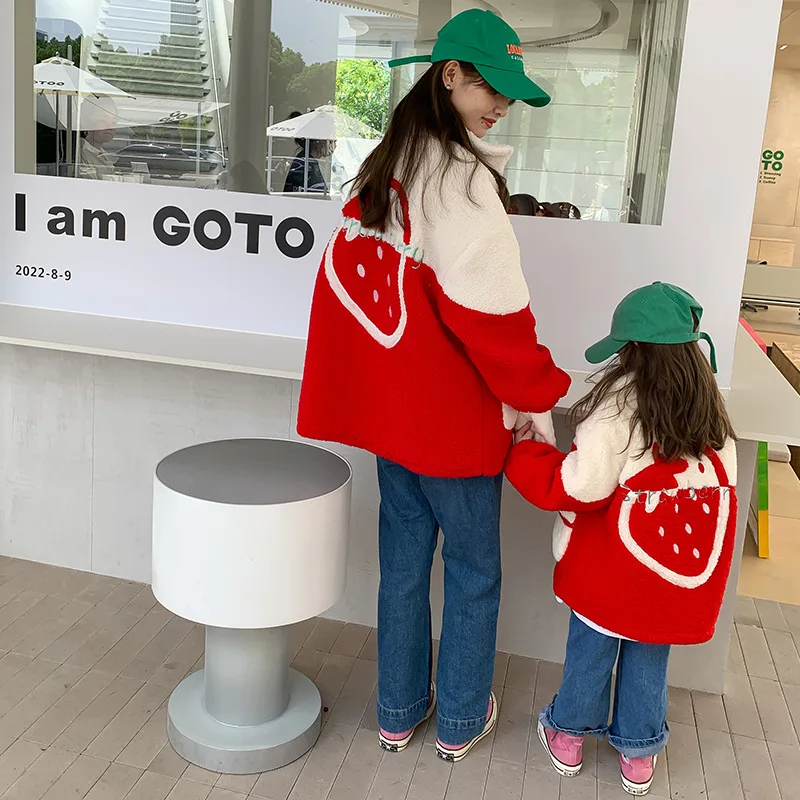 

Mom And Daughter Warm Jacket Mommy And Me Clothing Women's Coats Baby Girls Cute Winter Strawberry Clothes Children's Outerwear