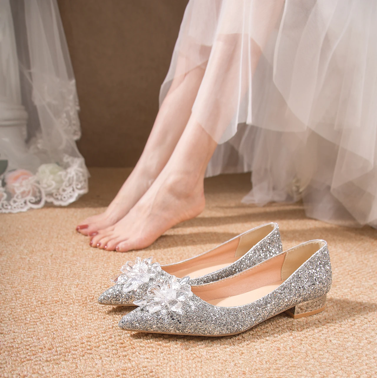 

2022 New Arrive Flat Shoes Women Sequins Pointed Toe Gradient Fashion Single Shoes Comfortable Simple Wedding Shoes Woman