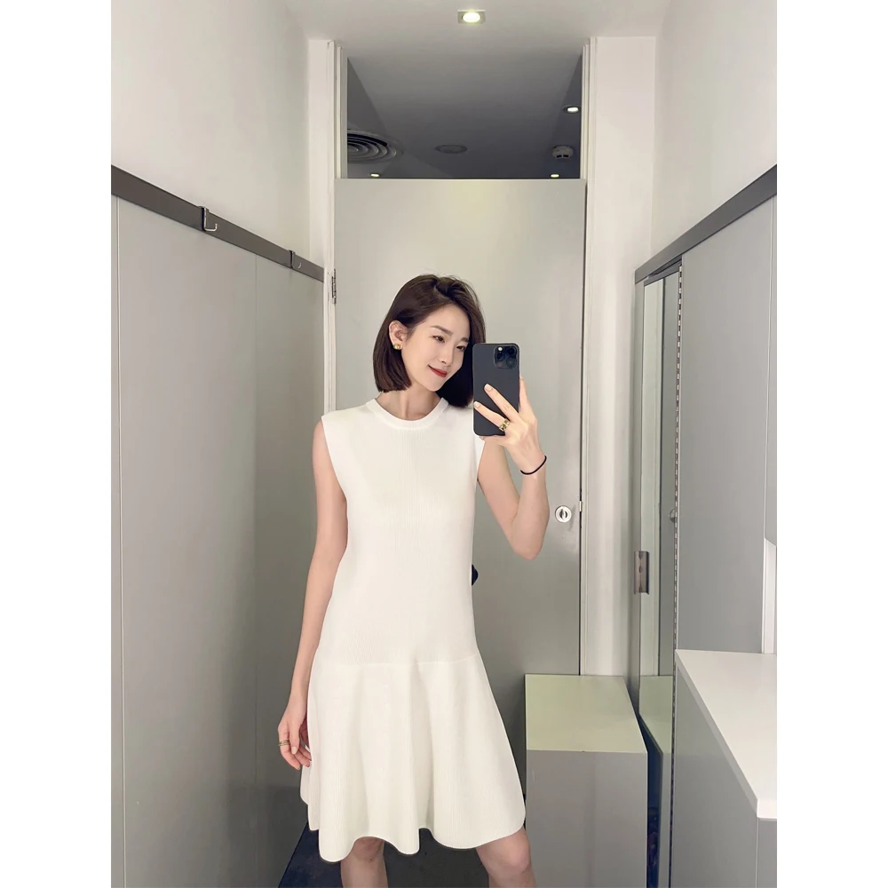 Женское облегающее платье без рукавов элегантное белое в рубчик с заниженной