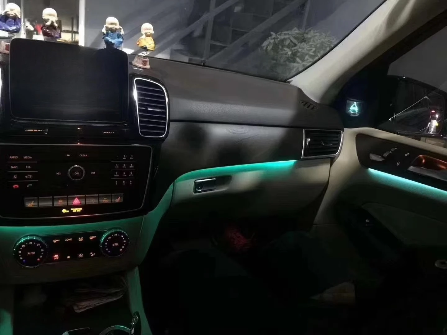 Фото Автомобильная подсветка салона iCarsin W166 для GLE/GLS/GL/ML: подсветка приборной панели, дверей и внутренних панелей. №5