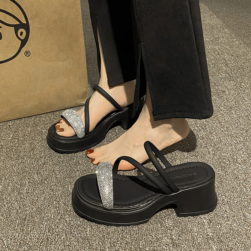 

Сланцы женские блестящие, мягкая Летняя обувь из искусственной кожи, на платформе и высоком каблуке, Роскошные туфли-Желе, лето 2023