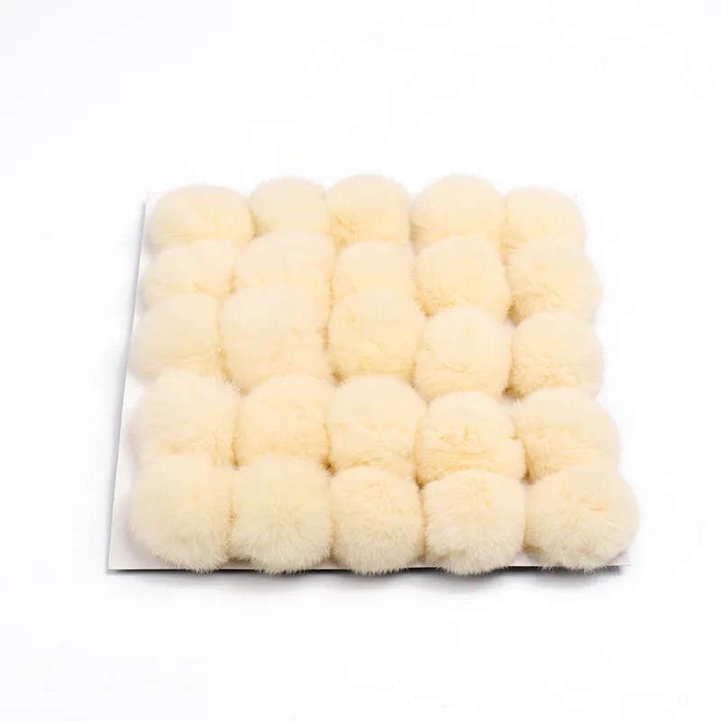 Рисунок 4 - Помпоны из натурального меха кролика Рекс