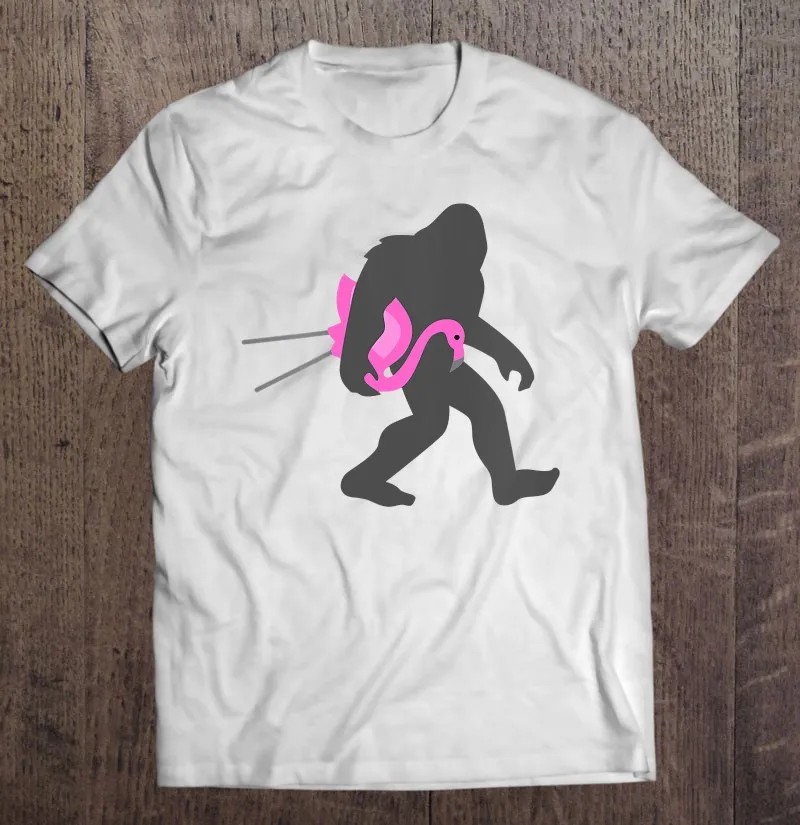 

Мужская футболка Wo men s Bigfoot And Lawn Flamingo Sasquatch, забавный подарок, футболки для мужчин, мужская одежда, топы, футболки, мужская одежда