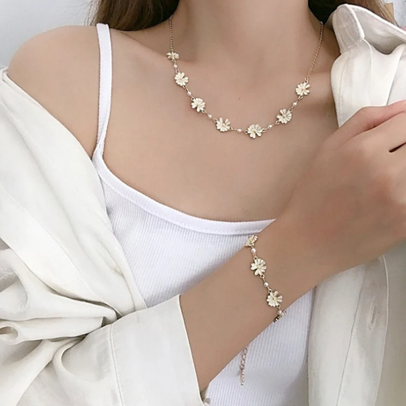 

Fashion Sweet Daisy Flower Bracelets Personality Minimalist Flowers Pearl Bracelet Women Party Banquet Statement Jewelry Gift
