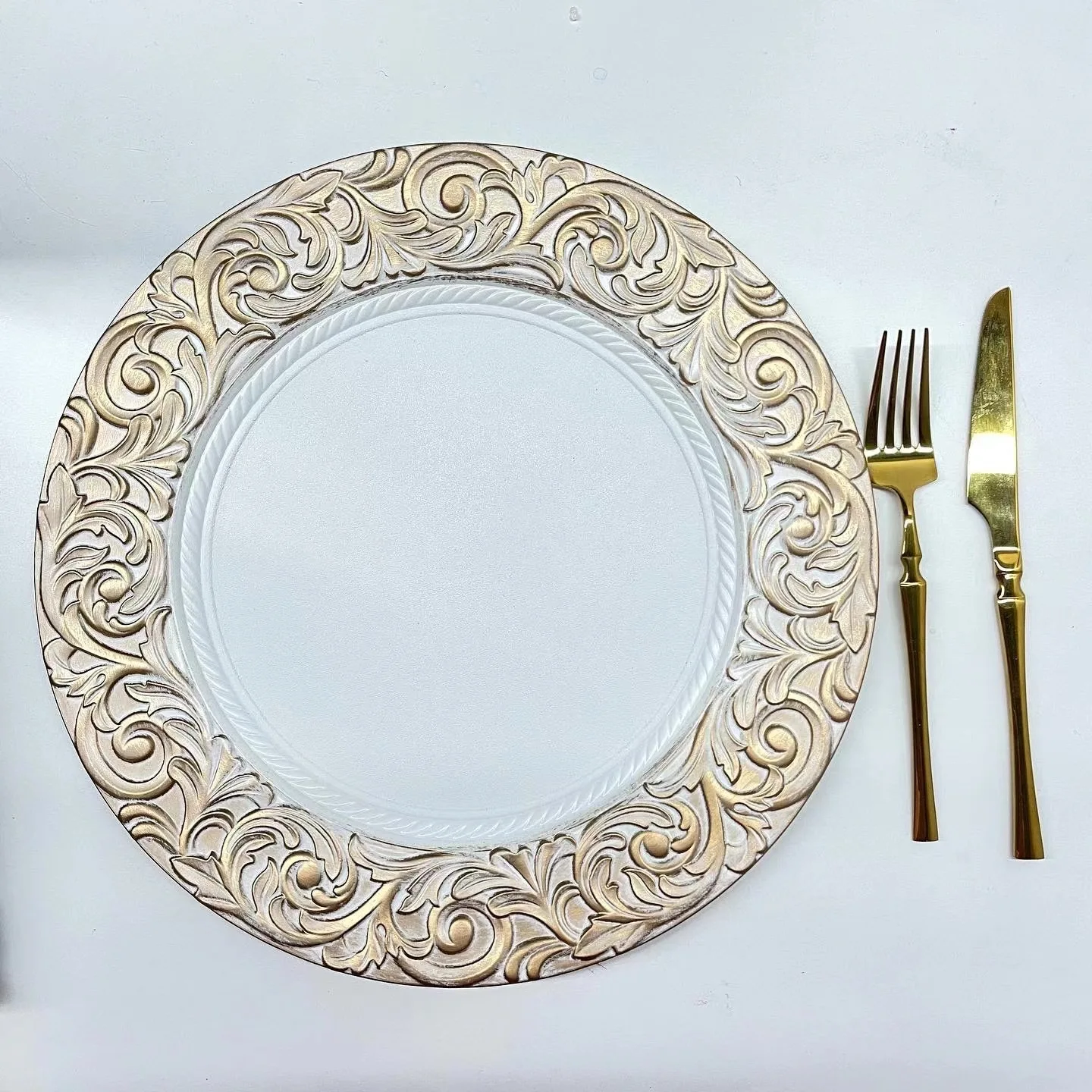 

8Pieces/Set Diameter 33cm Gold/Silver Plastic Plates Mats Insulation Dishes Heat Resistant Mat Wedding /Hotel Table Decor GRP06