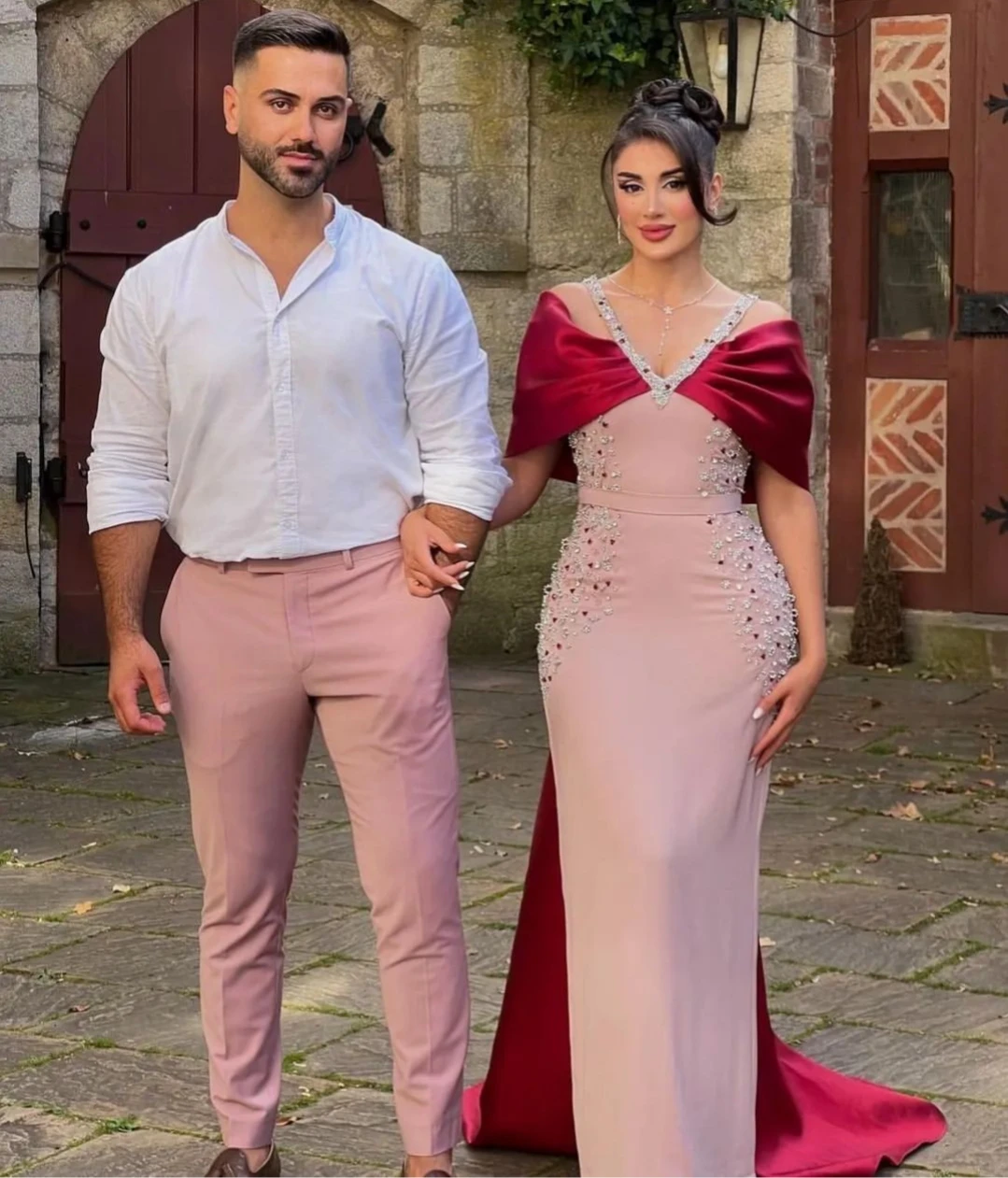 

Платье женское вечернее с бусинами и шлейфом