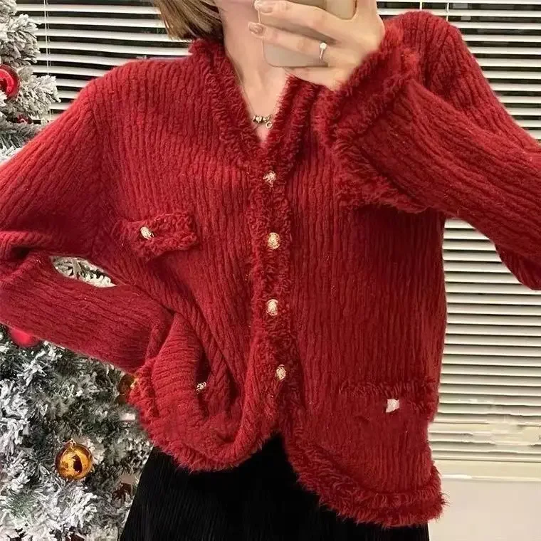 Маленький очаровательный вязаный кардиган зеленого цвета с V-образным вырезом