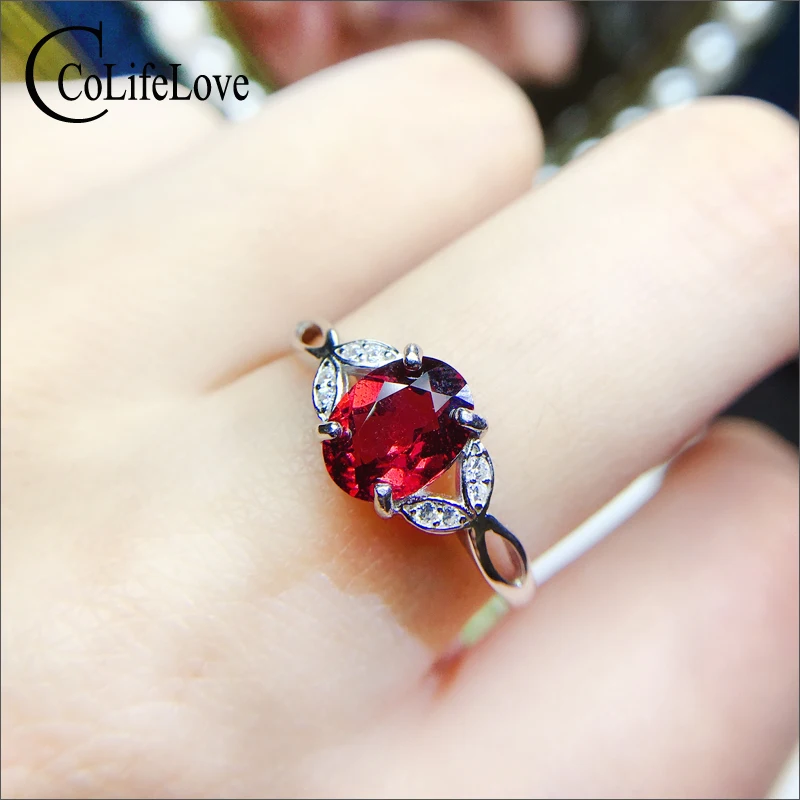 

Кольцо из серебра 925 пробы с красным гранатом, 6 х8 мм