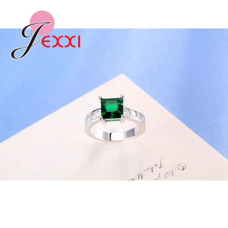 Весенне-зеленое кольцо с квадратным кристаллом и камнем классическое серебряное