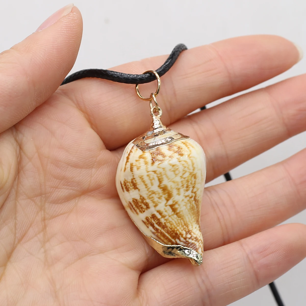 

Women Necklace Natural Shell Coffee Snail Irregular Pendant Charms For Elegant Women Love Romantic Gift