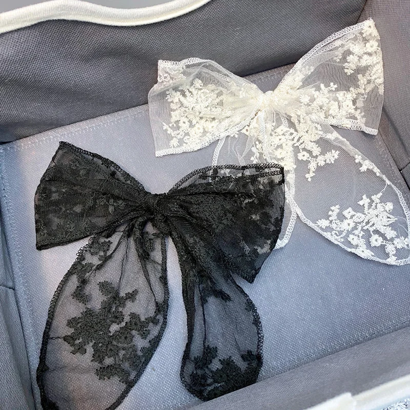 Заколка для волос с кружевным бантом