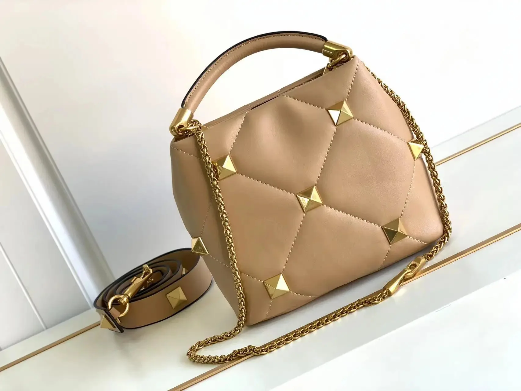

New Luxury Brand Designer Bucket Bag Large Rivet Rhombus One Shoulder Messenger Small Square Bag Chain Handbag Woman's Tote Bag
