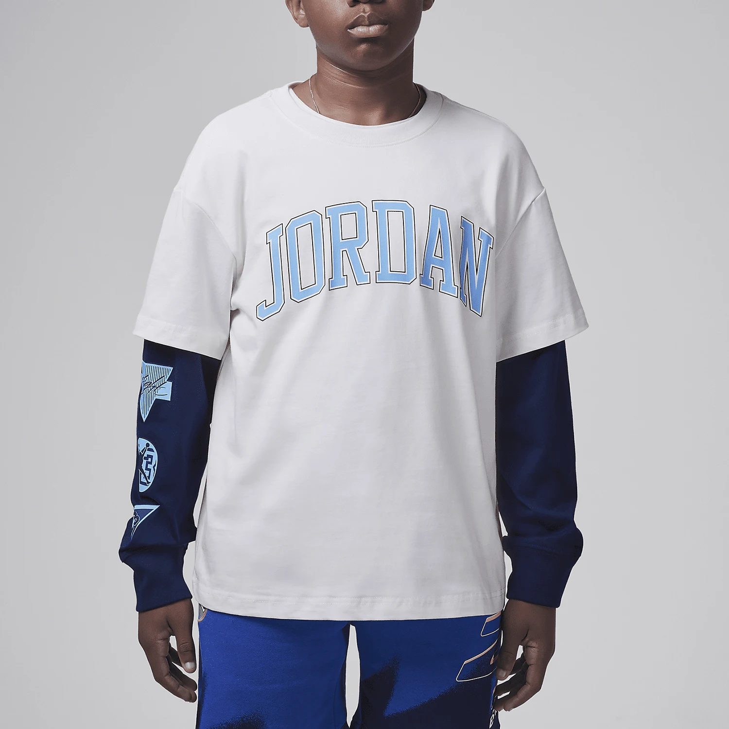 Фото Оригинальная детская футболка Nike JORDAN с круглым вырезом и свободными длинными рукавами с принтом HV1599-133 №1