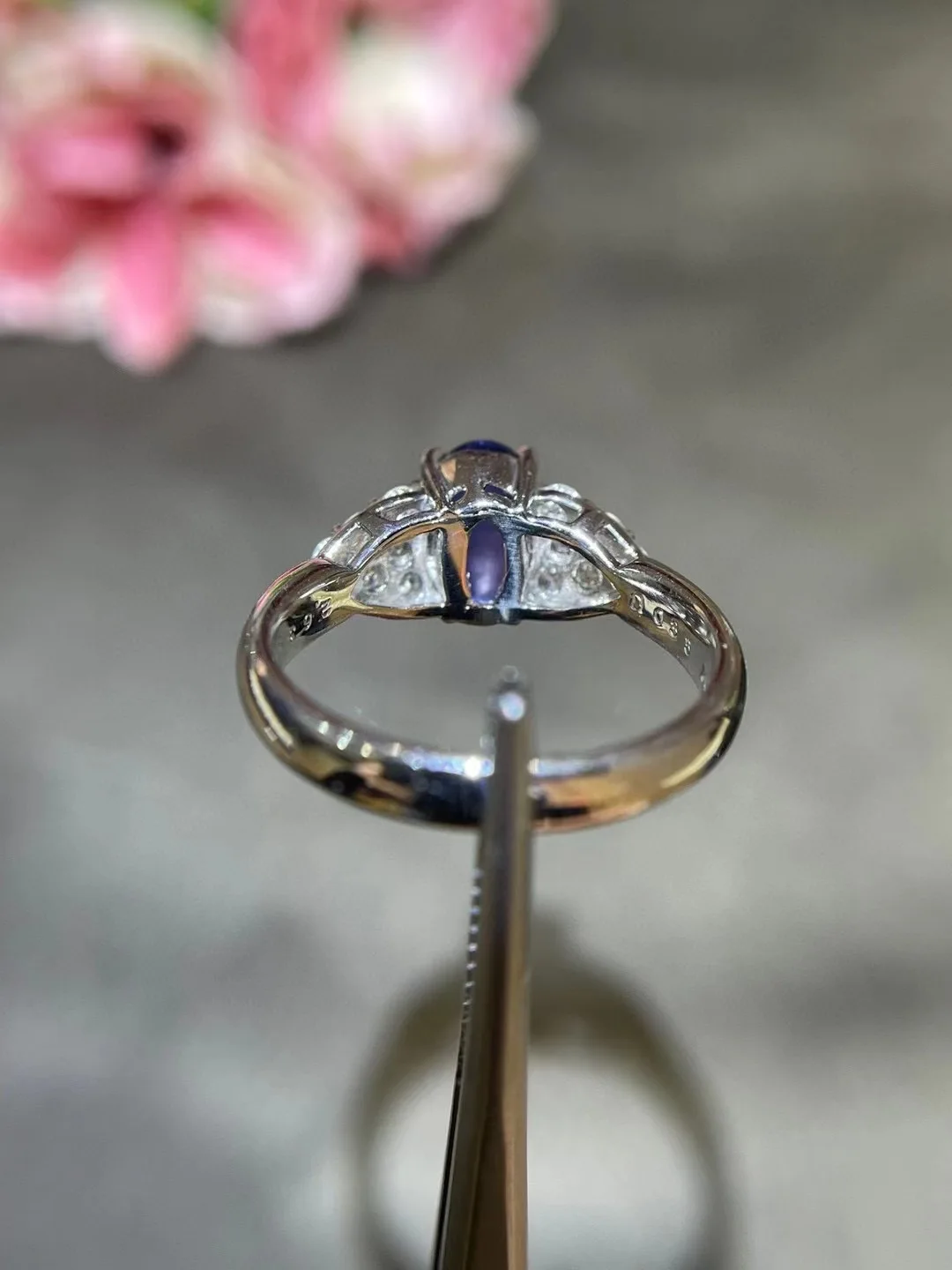 Женское кольцо с натуральным сапфиром из платины бриллиантом