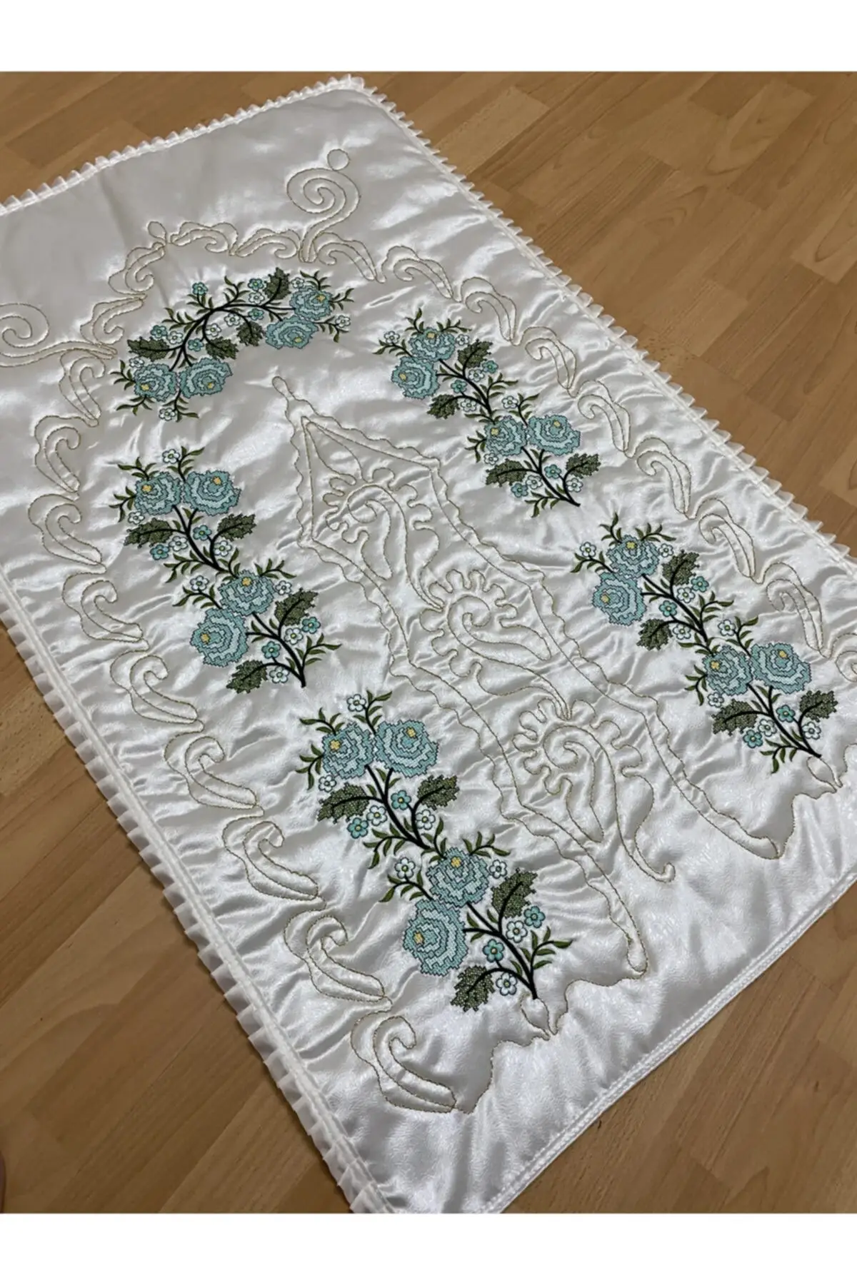 

Ковер кремовый с зеленым оленем, 70x120 полиэстер, с вышивкой