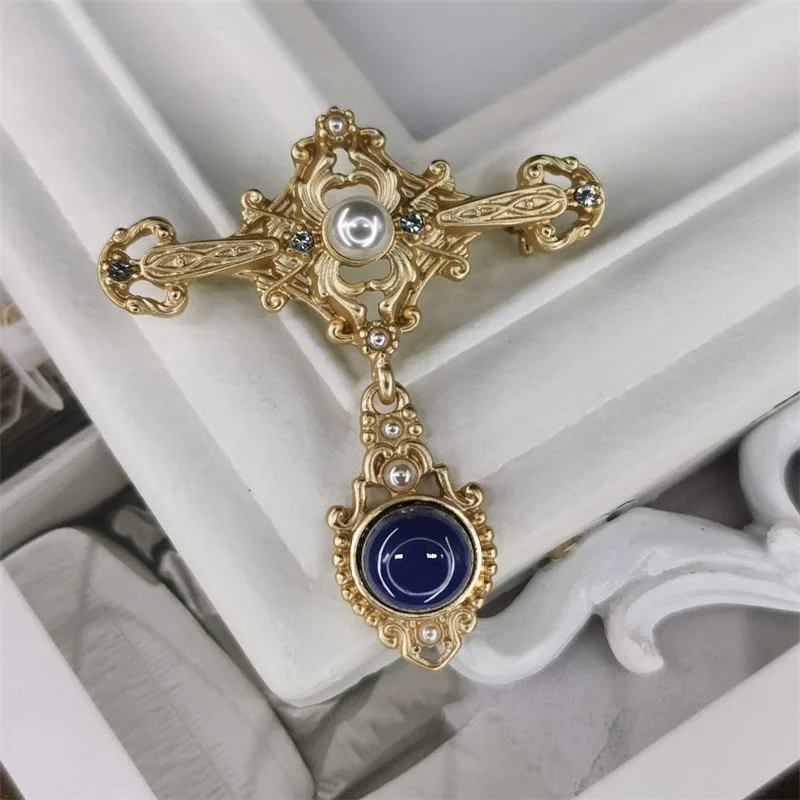 

Женская ажурная брошь в стиле барокко с жемчугом