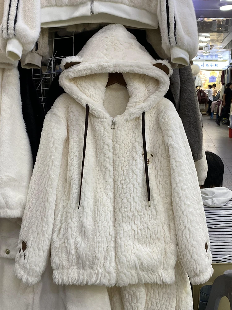 Верхняя одежда с капюшоном из искусственного меха норки и длинными рукавами