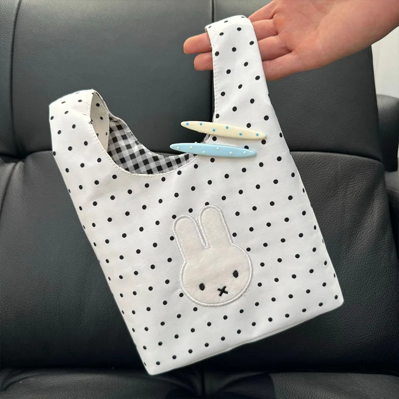 Фото Новая черно-белая сумка в горошек Miffy, простая легкая сумка для обеда, портативная сумка для хранения косметики с мультяшным рисунком, подарок на день рождения другу №3