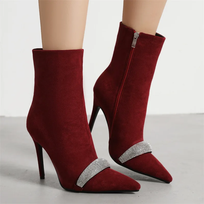 

Женские ботинки на высоком каблуке, с острым носком