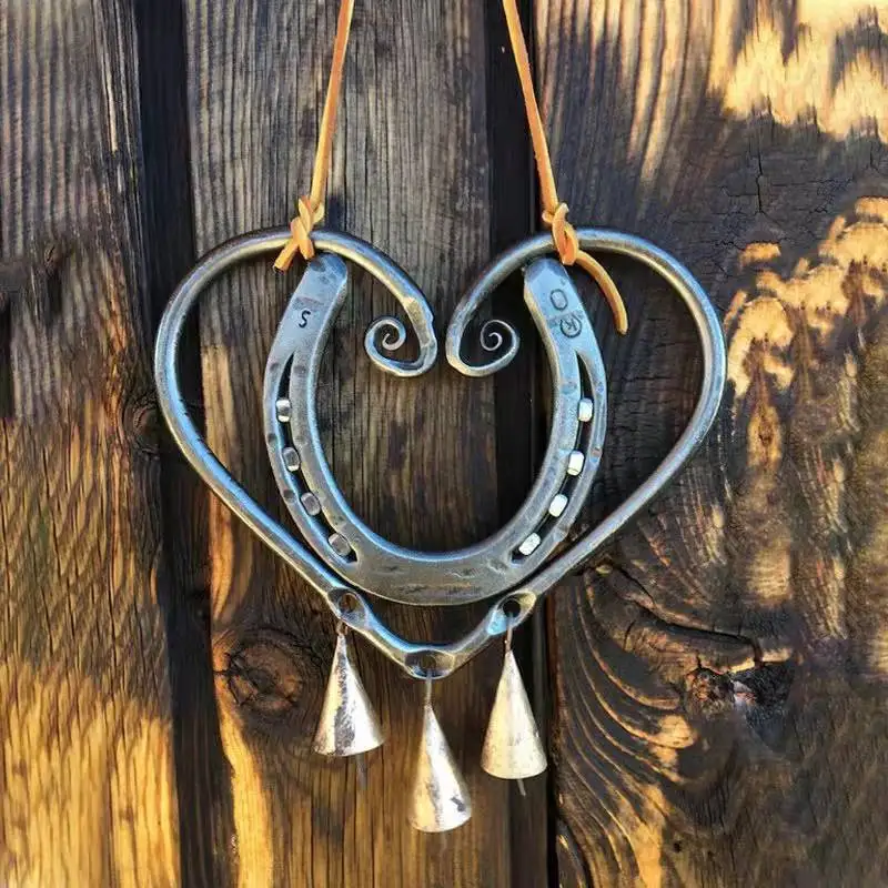 

Lucky Love Wind Chime Metal Heart-Shaped Horseshoe Wind Chimes Love Wind Chimes Valentine's Day Gifts and Garden Decorations