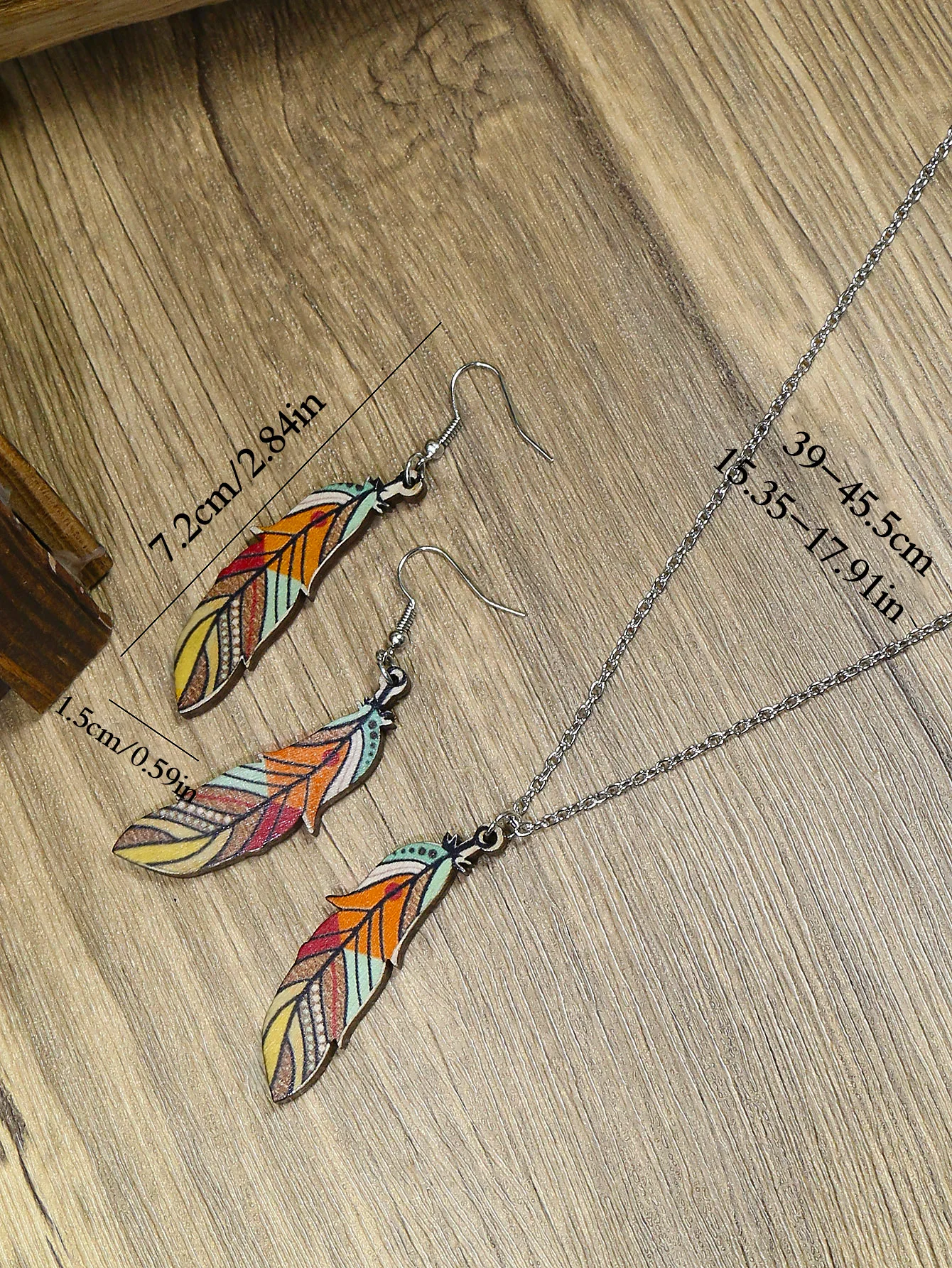 Женский комплект из колье и серёжек с разноцветными перьями