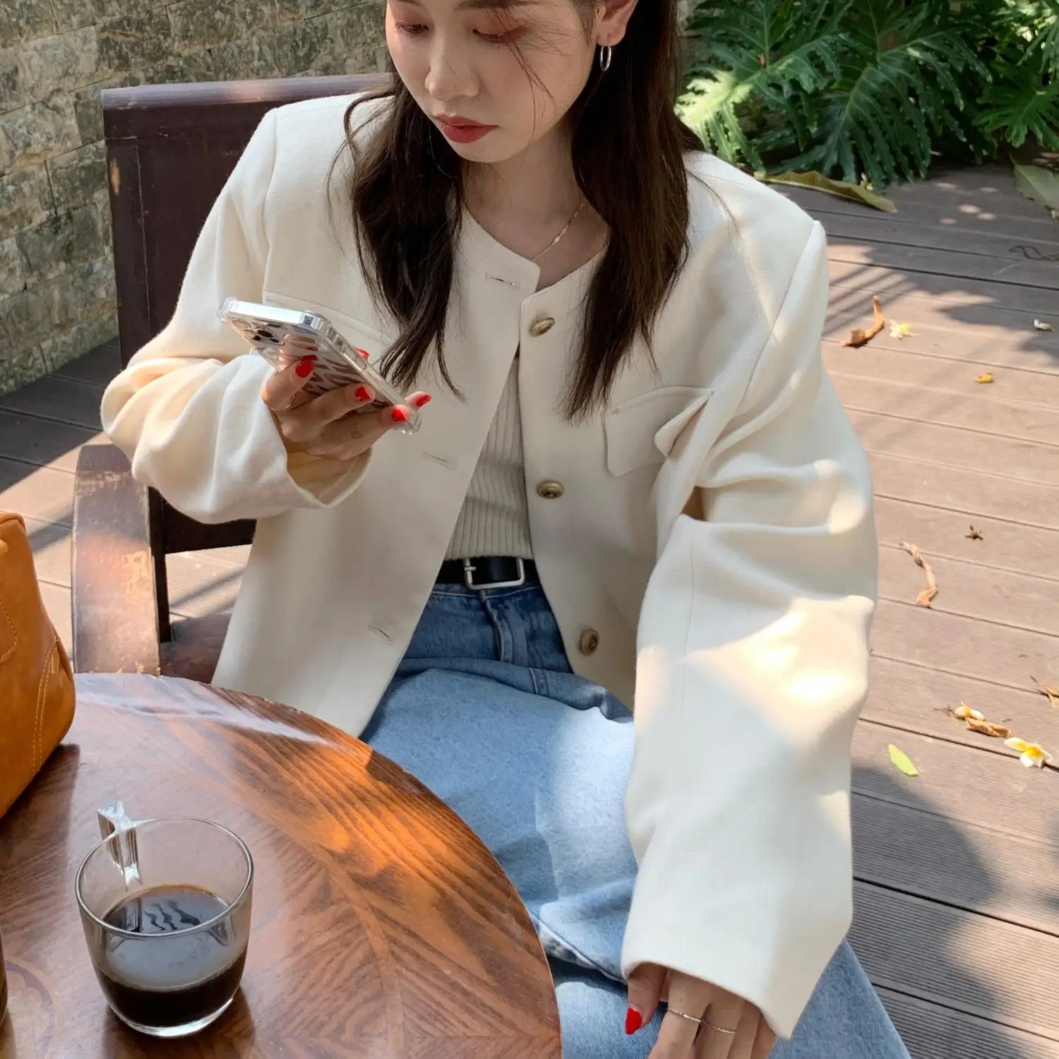 Маленькая ветрозащитная куртка Джокер для съемки в милой точке ранней весны |