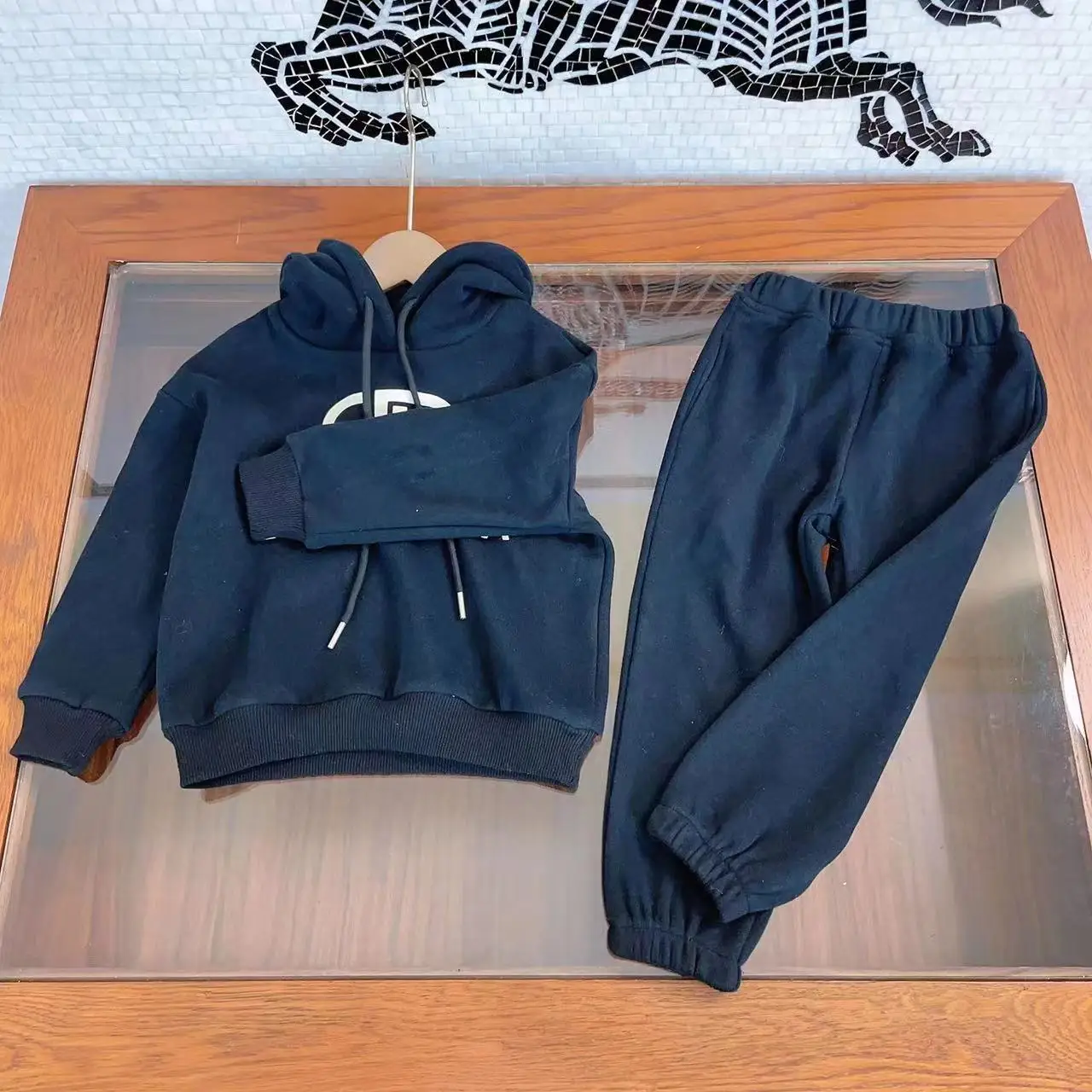 

Дизайнерская детская одежда, новинка 2022, модный детский теплый и удобный Спортивный Повседневный костюм с капюшоном для ранней осени