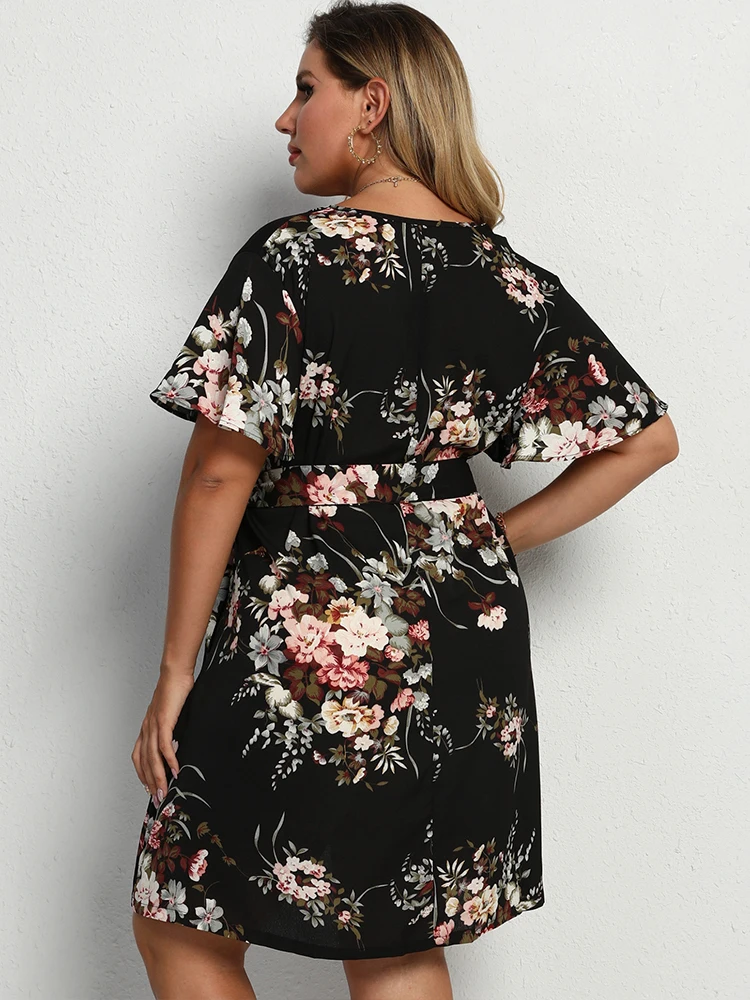 Рисунок 6 - Женское однотонное платье с V-образным вырезом