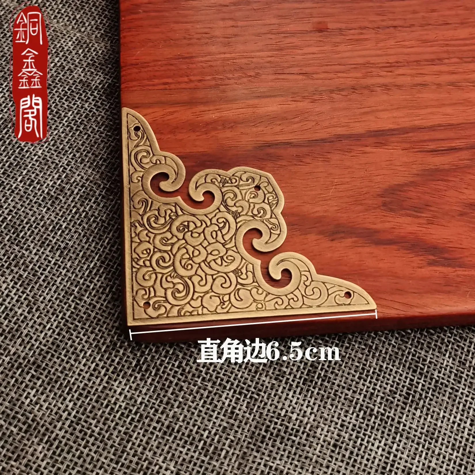 

Медный угловой декор для мебели