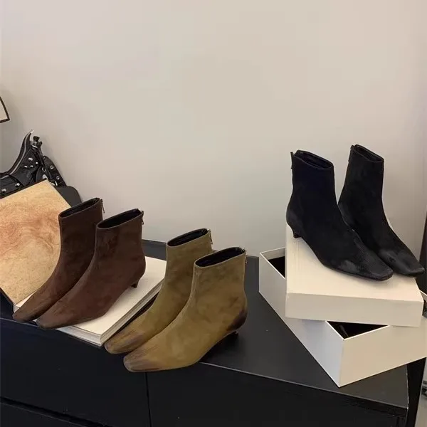 Женские сапоги на плоской подошве. Низкие кожаные резиновые тонком каблуке.