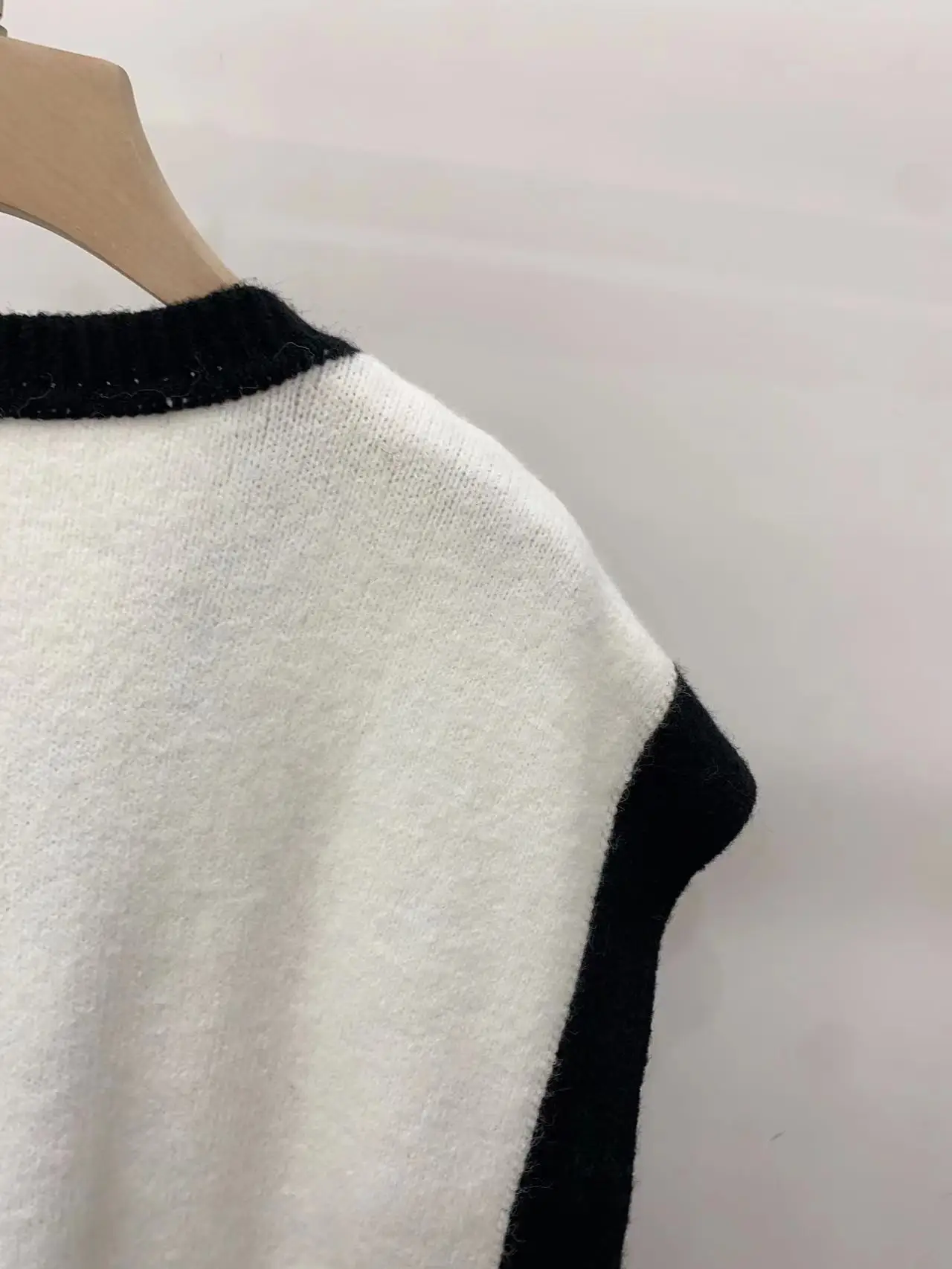 

Contrast Color Women Knitted Vest Sleeveless Metal Buttons O-neck Casual Pockets Female Sweater Cardigan Autumn 2023