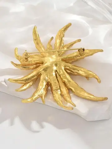 Золотая брошь с хризантемой из цинкового сплава