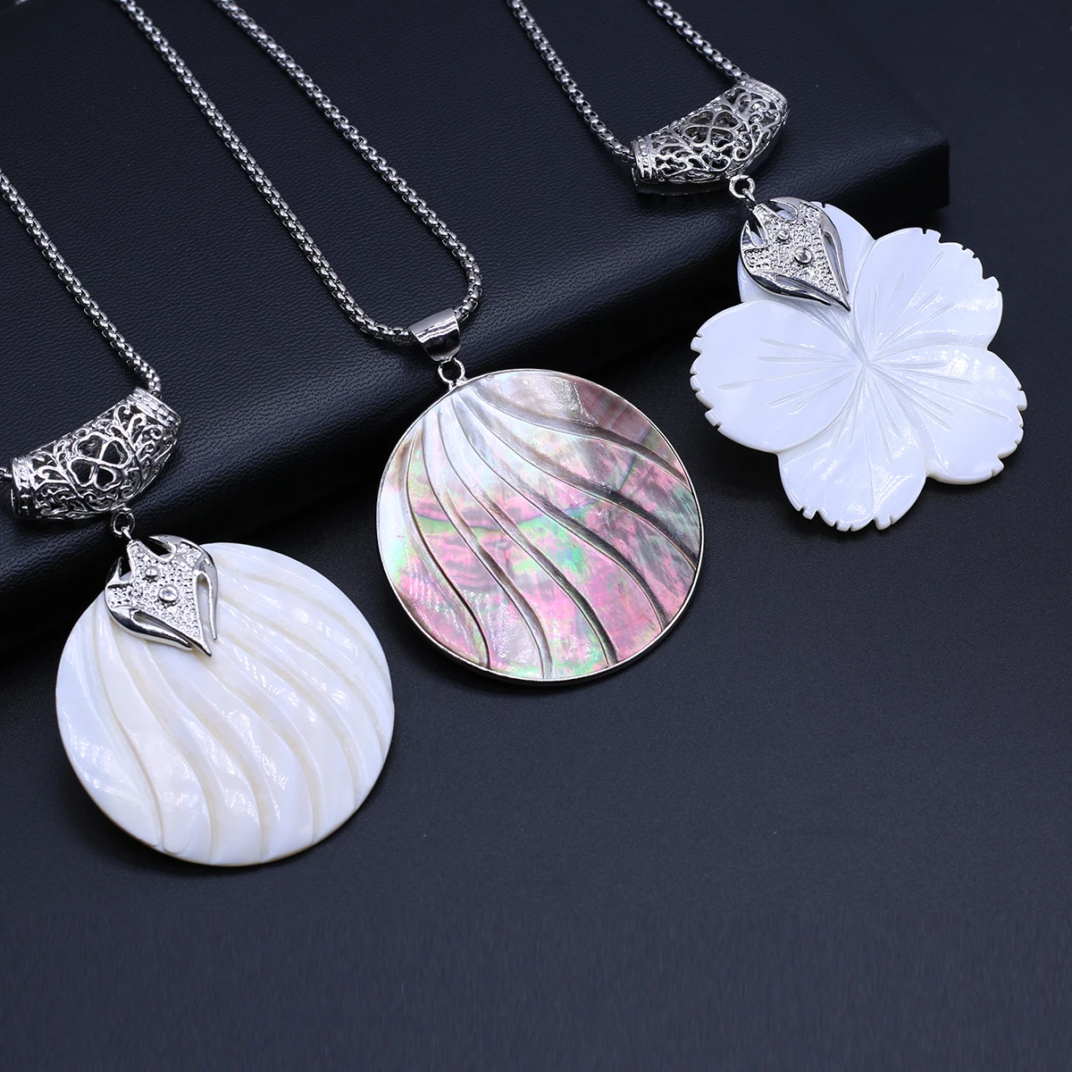 

Round Flower Shape Pendant Natural Freshwater Shells Mother of Pearl Shell Necklace for Women Pendants Stainless Steel Necklace