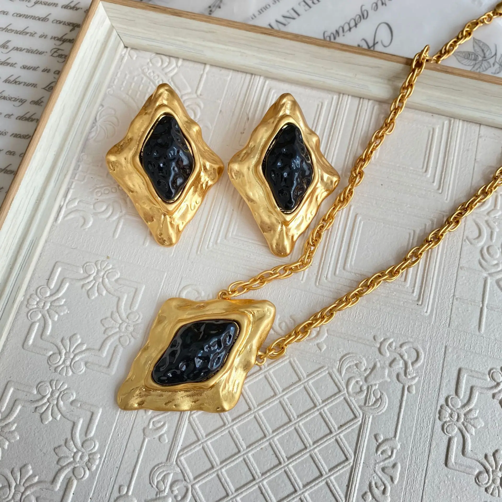 

Irregular Diamond Hand-Burning Lava Glass Set Exaggerated Retro Style