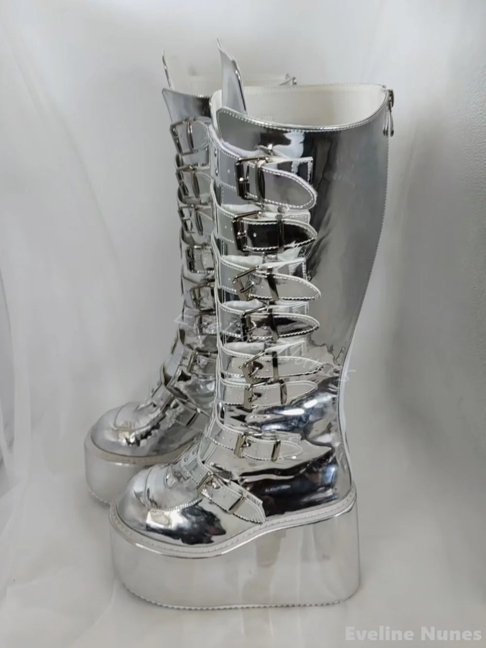 Женские сапоги до колена на платформе серебристые танкетке с ремешком пряжкой